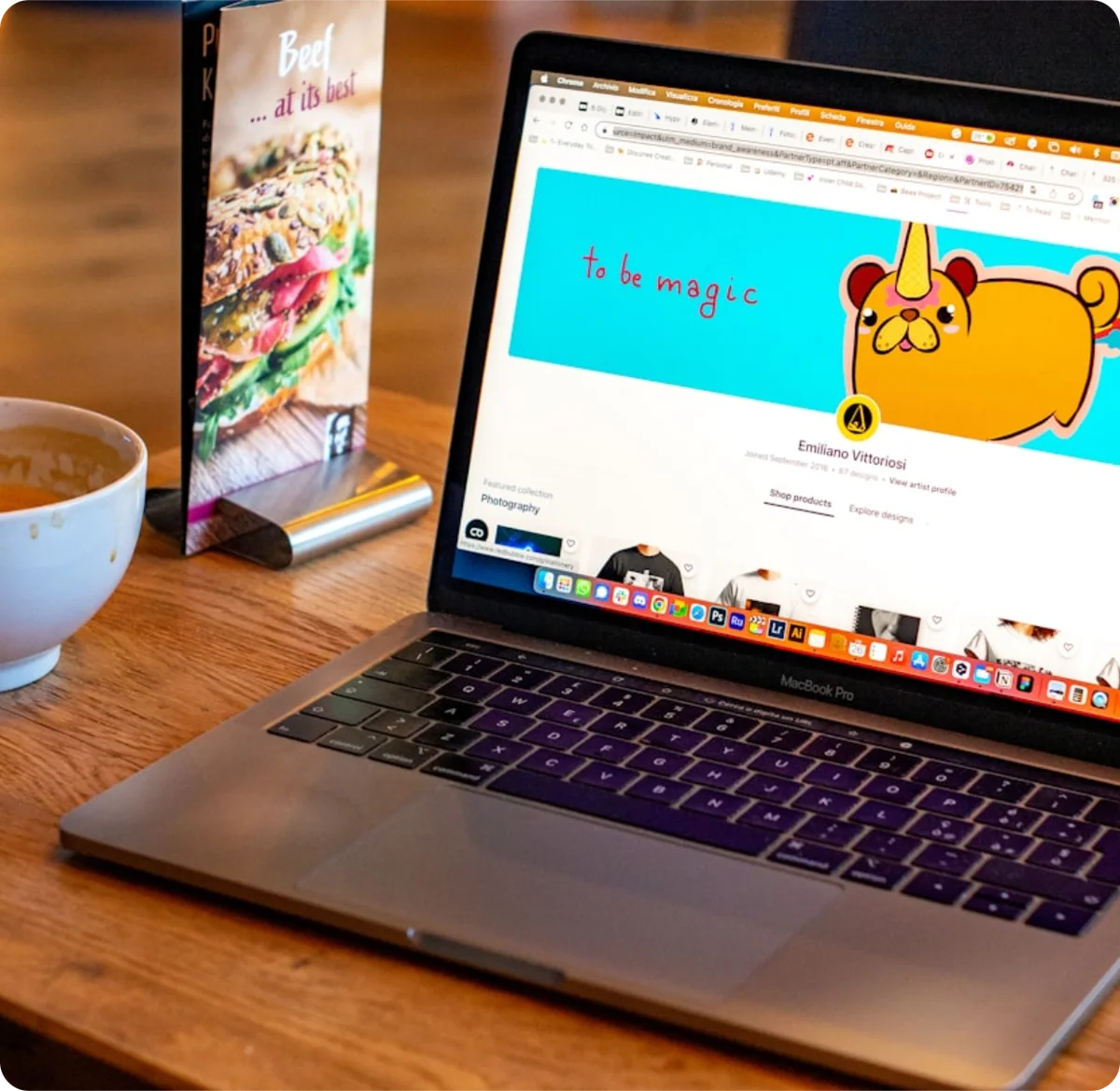 Laptop s modernou webstránkou na mieru pre firmy